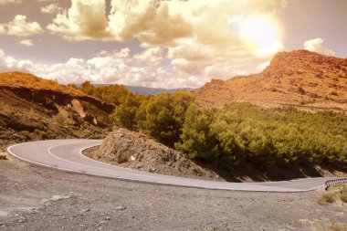 İspanya'nın dağlarında zikzak yol.