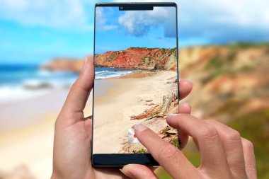 Hareket eden telefon fotoğraf beach kadınla.