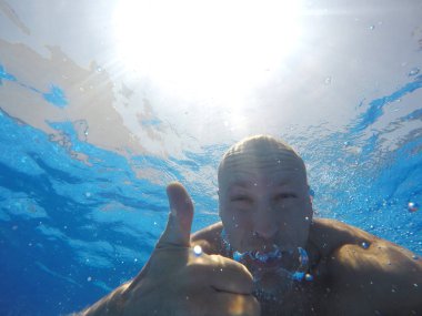 Su altında bir adamın yüzü.