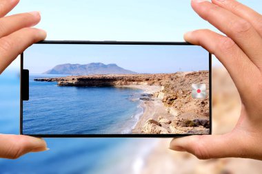Hareket eden telefon fotoğraf beach kadınla.