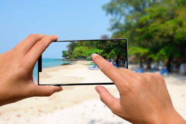 Hareket eden telefon fotoğraf egzotik plaj kadınla.