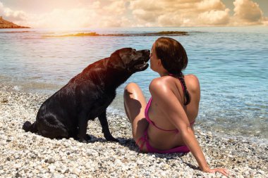 Kumsalda köpeği olan bir kadın..