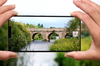 Hareket eden telefon fotoğraf eski taş köprü kadınla.
