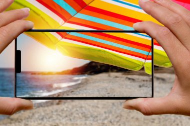 Hareket eden telefon fotoğraf beach günbatımı adlı kadınla.