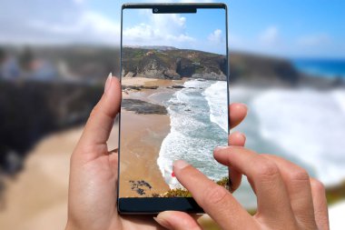 Hareket eden telefon fotoğraf beach kadınla.