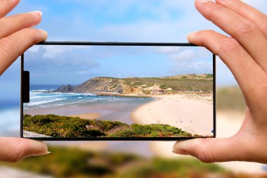 Hareket eden telefon fotoğraf beach kadınla.