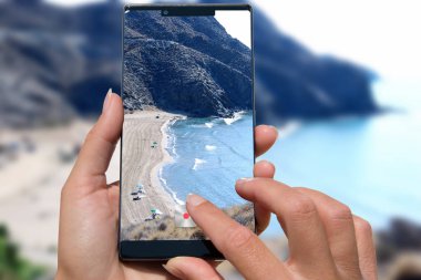 Hareket eden telefon fotoğraf beach kadınla.
