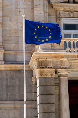 Rüzgarda sarma Avrupa Birliği bayrağı.