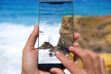 Hareket eden telefon fotoğraf rock beach kadınla.