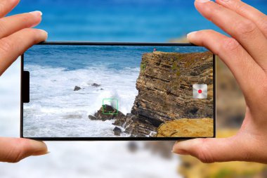Hareket eden telefon fotoğraf rock beach kadınla.