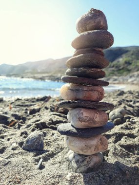 Güneşli bir gün plajda taşlar.