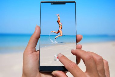 Hareket eden telefon fotoğraf kadın egzotik sahilde kadınla.
