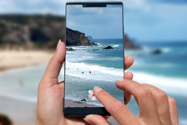 Hareket eden telefon fotoğraf beach kadınla.