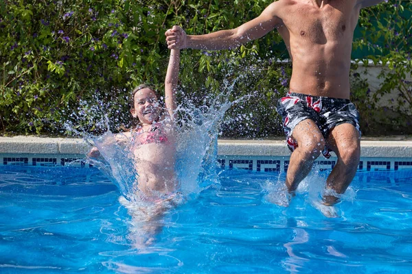 Padre Con Hija Piscina — Foto de Stock