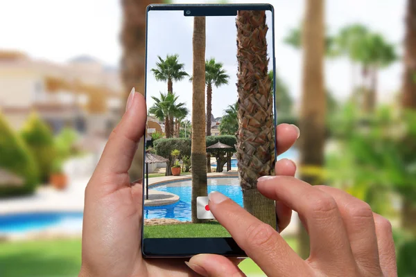 Mujer Con Fotos Del Teléfono Móvil Exótico Resort Con Piscina — Foto de Stock