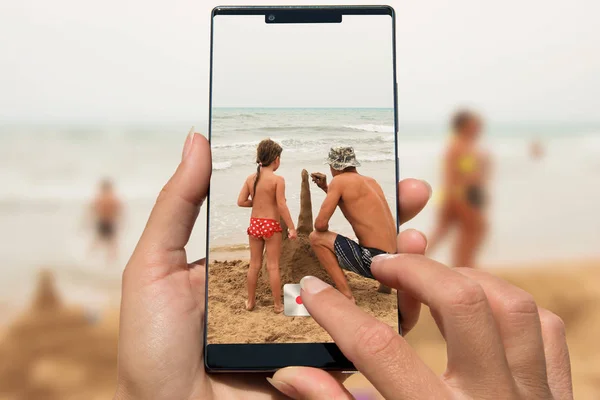 Mujer Con Fotos Del Teléfono Móvil Familia Playa — Foto de Stock