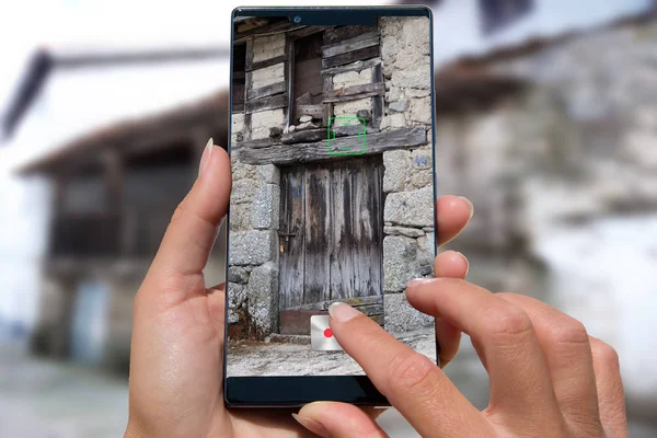 Mujer Con Fotos Del Teléfono Móvil Vieja Casa — Foto de Stock