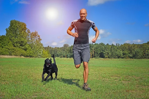 Uomo Che Corre Con Suo Cane Sul Prato — Foto Stock