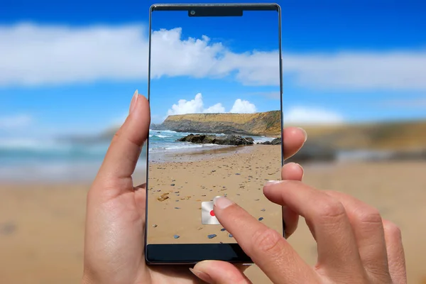 Mujer Con Teléfono Móvil Fotos Playa — Foto de Stock