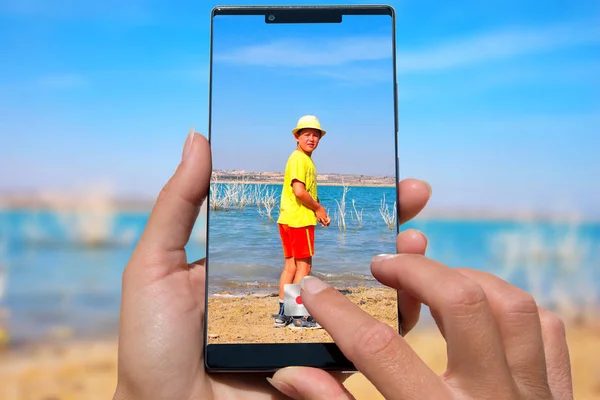 Mujer Con Fotos Teléfono Móvil Niño Pequeño Con Sombrero — Foto de Stock