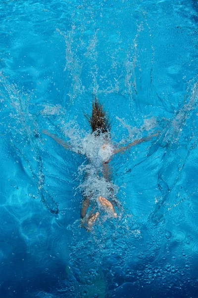 Kleines Mädchen Springt Ins Schwimmbad — Stockfoto