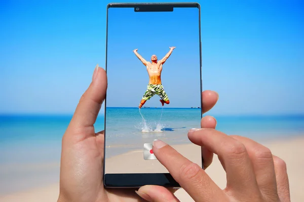 Mujer Con Fotos Del Teléfono Móvil Hombre Playa Exótica — Foto de Stock