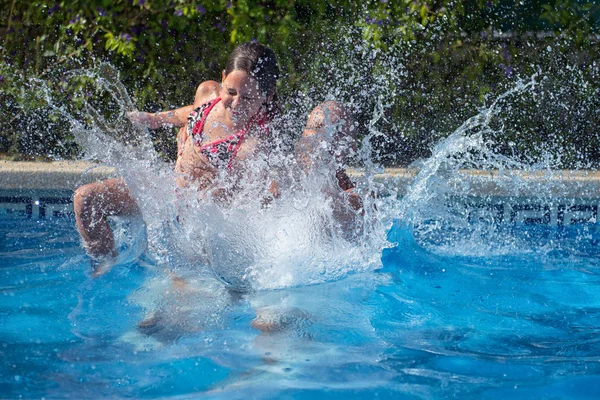 Padre Con Hija Saltar Piscina — Foto de Stock