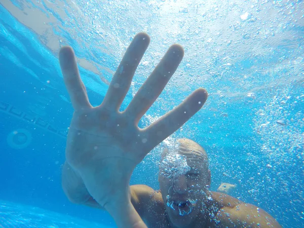 Das Gesicht Eines Mannes Unter Wasser — Stockfoto