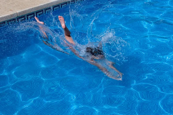 Menina Pequena Saltar Piscina — Fotografia de Stock