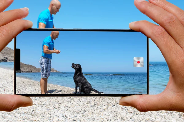 Mujer Con Fotos Teléfono Móvil Hombre Con Perro Playa — Foto de Stock