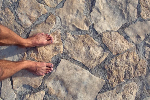 石造りの床に足をマン — ストック写真