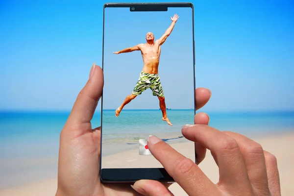 Mujer Con Fotos Del Teléfono Móvil Hombre Playa Exótica — Foto de Stock