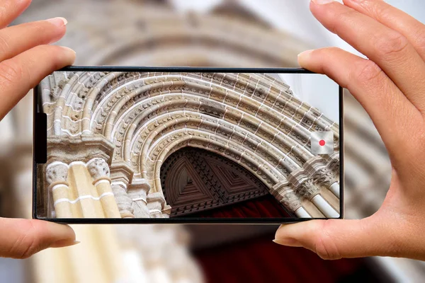 Mujer Con Fotos Del Teléfono Móvil Iglesia Cristiana — Foto de Stock