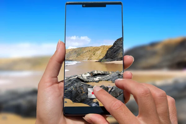 Hareket Eden Telefon Fotoğraf Beach Kadınla — Stok fotoğraf