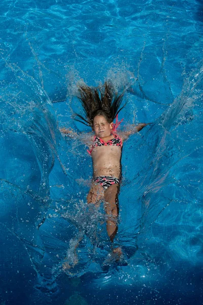 Menina Pequena Saltar Piscina — Fotografia de Stock