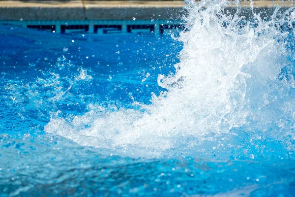 Salpicar Agua Piscina Después Saltar — Foto de Stock