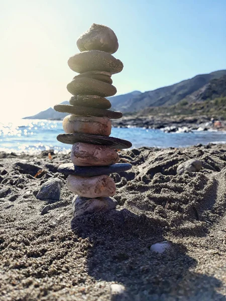 阳光明媚的日子里海滩上的石头 — 图库照片