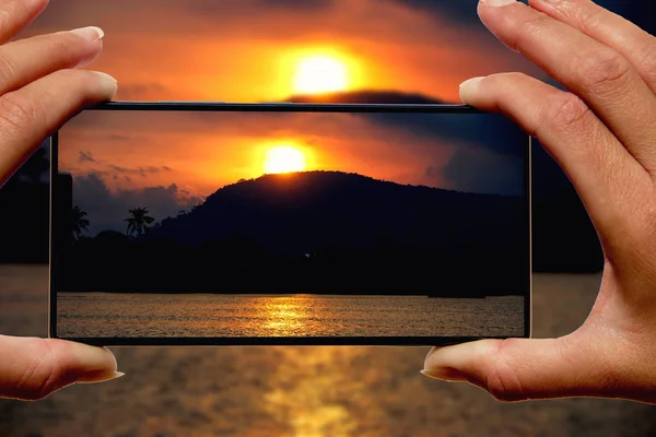 Mujer Con Fotos Teléfono Móvil Playa Exótica Atardecer — Foto de Stock