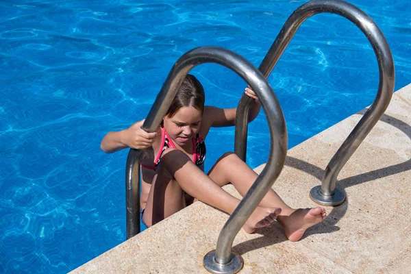 Menina Pequena Piscina — Fotografia de Stock