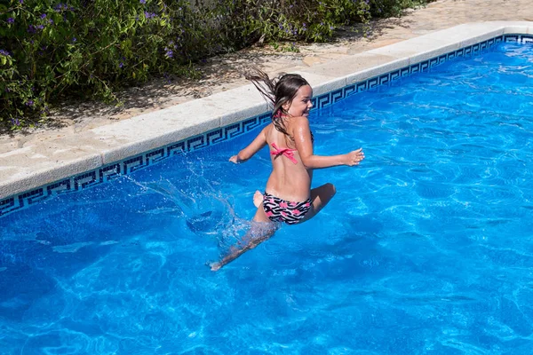 Niña Pequeña Saltar Piscina — Foto de Stock