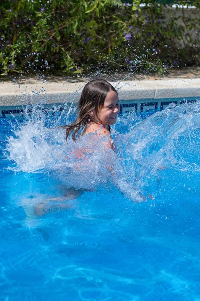 Küçük Kız Atlama Yüzme Havuzunda — Stok fotoğraf