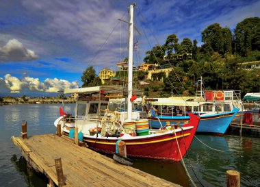 Zarif tekne ve yatların parlak renkleri şenlikli bir atmosfer yaratır ve çok sayıda turisti cezbeder.