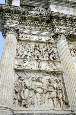 Roma İmparatorluğu'nun iyi korunmuş zafer kemeri eşsiz bir kültürel anıttır..       .