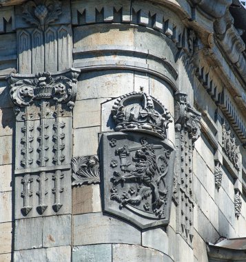 Katolik manastırlarının avlusu rahiplerin ruhani konuşmaları için tasarlanmıştır. Avlu, başkentleri genellikle dini veya alegorik içeriğe sahip olan sütunlu kapalı bir galeri ile çevriliydi..