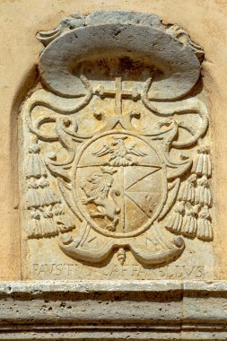 Katolik manastırlarının avlusu rahiplerin ruhani konuşmaları için tasarlanmıştır. Avlu, başkentleri genellikle dini veya alegorik içeriğe sahip olan sütunlu kapalı bir galeri ile çevriliydi..