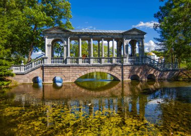 Derenin Big Pond'a kesiştiği yerdeki mermer köprü, Rus klasisizminin enfes bir eseri olarak kabul edilir..
