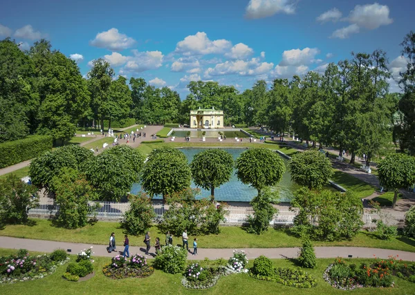 Tsarskoye Selo'da, parterre, düzenli ve peyzaj parkı su kütleleri ve mimarisi ile birleştirilir.