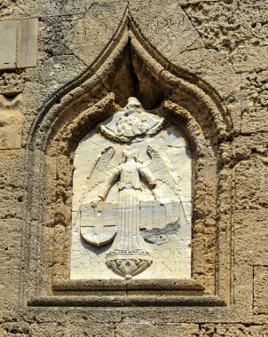 Katedralin portalı, heykel süslemesinin barok tarzıyla kanıtlandıkça birkaç kez yeniden inşa edildi..