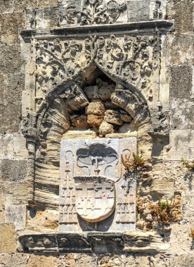 Katedralin portalı, heykel süslemesinin barok tarzıyla kanıtlandıkça birkaç kez yeniden inşa edildi..