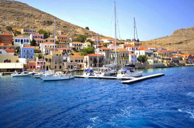 Küçük koyların kıyılarında zarif renkli evler Oniki adalar damgasını kabul edilebilir